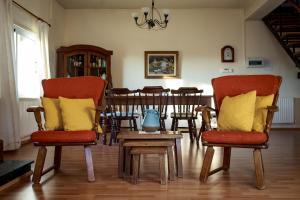 una sala da pranzo con sedie e tavolo con un vaso blu di Forest Park Villa a Lemithou