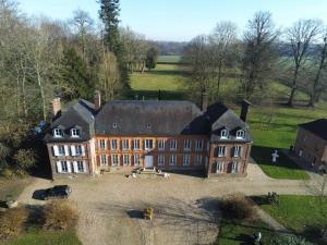 eine Luftansicht eines großen Hauses mit Hof in der Unterkunft Chateau De Grosfy in Hugleville-en-Caux