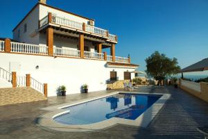 Piscina en o cerca de Villa El Palomar Azul with pool and sea view