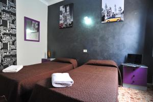 A bed or beds in a room at Alcaravaneras Hostel