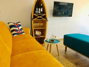 ein Wohnzimmer mit einem gelben Sofa und einem Tisch in der Unterkunft APARTMAN Bervida Murter in Murter