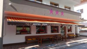 A restaurant or other place to eat at Hotel Toni