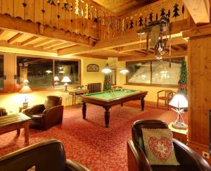 Biliár nebo kulečník v ubytování Lautaret Lodge & Spa