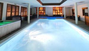 Bazén v ubytování Lautaret Lodge & Spa nebo v jeho okolí
