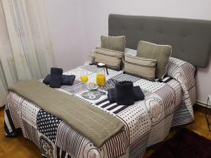 Una cama con dos vasos de zumo de naranja. en Apartamento Manzanera, en Logroño
