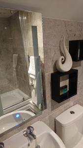 A bathroom at Grove House Hotel 