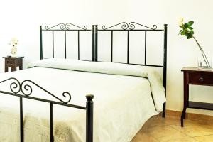 豐特博蘭達的住宿－I Leoncini，一间卧室配有一张黑色床和白色床罩