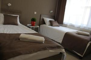 Posteľ alebo postele v izbe v ubytovaní Familia Panzió & Apartmanház Győr