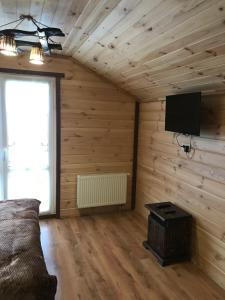 TV a/nebo společenská místnost v ubytování Hirska Kazka