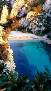 una vista de un cuerpo de agua en un cañón en Au coeur du Panier - Vieux Port en Marsella