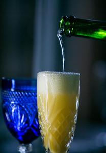 Una botella verde está vertiendo una bebida en un vaso en Lamberson Guest House, en Galena
