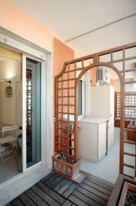 una cucina con frigorifero e una porta aperta di Suite a Ventimiglia