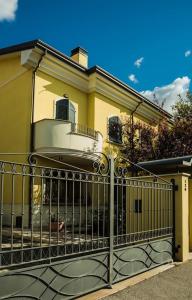 una casa amarilla con una puerta delante de ella en Villa con piscina a Rimini, en Rímini