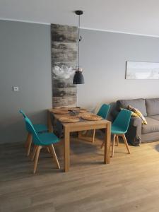 jadalnia ze stołem i 4 krzesłami w obiekcie Morskie zacisze 22 w Pogorzelicy