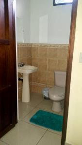 uma casa de banho com um WC e um lavatório em Hotel & Hostal Yaxkin Copan em Copán