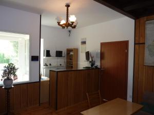 uma sala de estar com uma mesa e uma cozinha em Hotelik Na Zdrowiu em Lódź