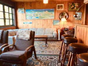 a living room with a couch and some chairs at Sitio Nossa Senhora De Loreto in Campos do Jordão