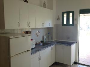 a kitchen with white cabinets and a sink at Casa El Hornillo in Puerto de Mogán