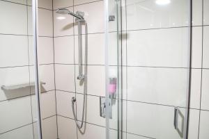 Un baño de Adventure Q2 Hostel