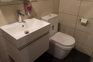 Un baño de Adventure Q2 Hostel