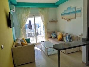 Posezení v ubytování Kariat Cabo - Appartement Charmant, Climatisé avec Vue Piscine