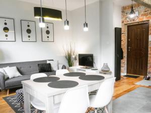 Televízia a/alebo spoločenská miestnosť v ubytovaní Apartament Dwa Lwy Gdańsk Stare Miasto