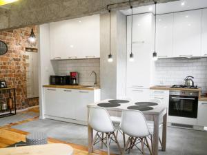 Kuchyňa alebo kuchynka v ubytovaní Apartament Dwa Lwy Gdańsk Stare Miasto