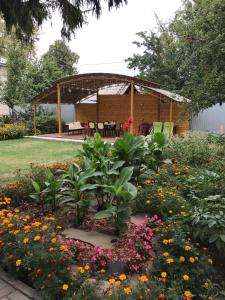 un jardín con cenador y un ramo de flores en Guesthouse on Kyzyl-armeyskaya en Kazán