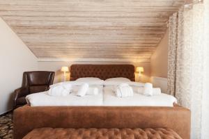 a bedroom with two beds with white pillows at Chalets CEDER 1 in Tatranská Lomnica +42 photos
