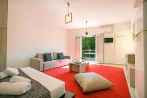 カラマタにあるAlmyros Aktis private garden apartmentのベッドとリビングルームのある寝室