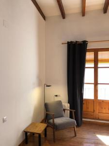 een stoel en een tafel in een kamer met een raam bij Cozy en Blanch. Center in Valencia