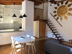 eine Küche und ein Esszimmer mit einem Tisch und einer Wendeltreppe in der Unterkunft Cozy en Blanch. Center in Valencia