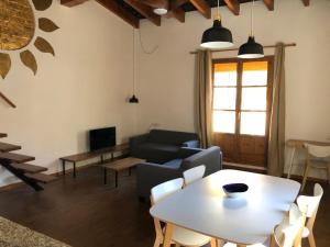 ein Wohnzimmer mit Tisch und Couch in der Unterkunft Cozy en Blanch. Center in Valencia
