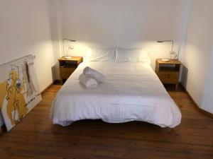 een slaapkamer met een wit bed en 2 nachtkastjes bij Cozy en Blanch. Center in Valencia