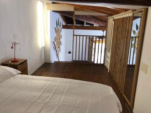 ein Schlafzimmer mit einem Bett und ein Zimmer mit einer Tür in der Unterkunft Cozy en Blanch. Center in Valencia