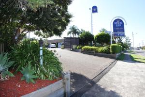 a sign for a gas station on the side of a street at Reign Inn Newcastle in Newcastle