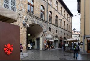 grupa ludzi idących ulicą obok budynku w obiekcie Arch Apartment Duomo - Florence we Florencji