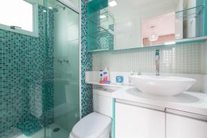 a bathroom with a sink and a glass shower at AP EXPOCENTER - ATÉ 5 HOSPEDES in Sao Paulo