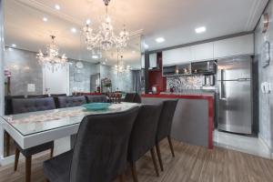 a kitchen and dining room with a table and chairs at AP EXPOCENTER - ATÉ 5 HOSPEDES in Sao Paulo