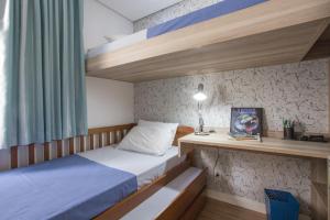 a small bedroom with two bunk beds and a desk at AP EXPOCENTER - ATÉ 5 HOSPEDES in Sao Paulo