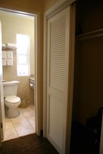 Ванная комната в Royal Palace Westwood Hotel