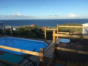 勒穆莱villa fleurie的甲板上的热水浴池,背景为大海