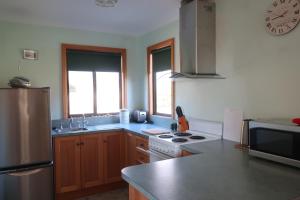 Cherry Top Farmstay - Boutique Eco Village的厨房或小厨房
