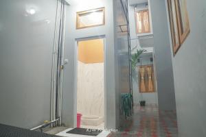 Koupelna v ubytování M Stay Guest House Jogja
