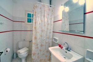 Koupelna v ubytování Yiannis Apartments Agios Georgios Pagoi Corfu