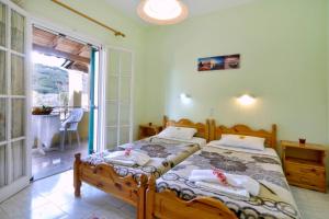 Postel nebo postele na pokoji v ubytování Yiannis Apartments Agios Georgios Pagoi Corfu