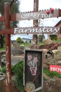Cherry Top Farmstay - Boutique Eco Village的证书、奖牌、标识或其他文件