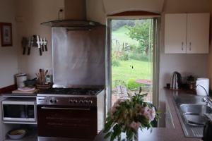 Cherry Top Farmstay - Boutique Eco Village的厨房或小厨房