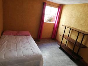 a bedroom with a bed and a window at Río Apartment City Center in Quetzaltenango