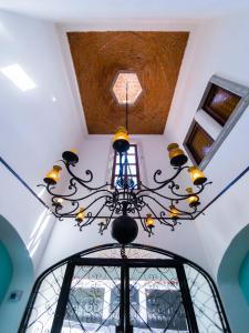 a chandelier in a room with a ceiling at La Villa du Golf à Cancun Hotel Boutique in Cancún